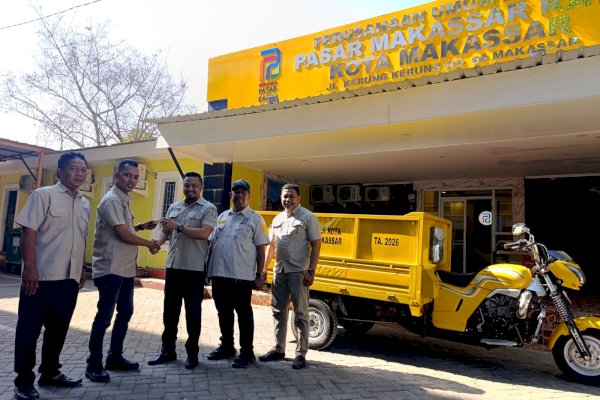 Bantu Petugas Kebersihan, DLH Makassar Hibahkan Motor Tiga Roda untuk Pasar Senggol