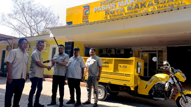 Bantu Petugas Kebersihan, DLH Makassar Hibahkan Motor Tiga Roda untuk Pasar Senggol