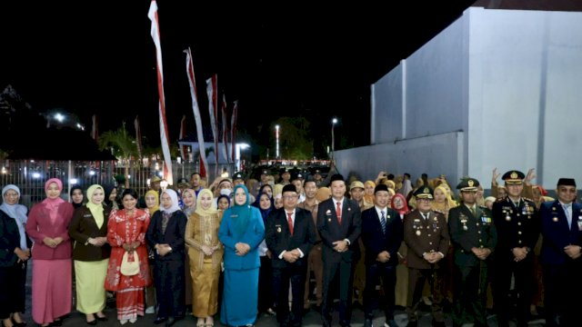 Barisan Obor Semarakkan Malam HUT ke-81 Kemerdekaan RI di Takalar