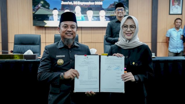 Gubernur Sulsel Andi Sudirman Sulaiman, bersama Ketua DPRD Sulsel Andi Rachmatika Dewi, dalam Rapat Paripurna DPRD Sulsel di Kantor DPRD Sulsel.