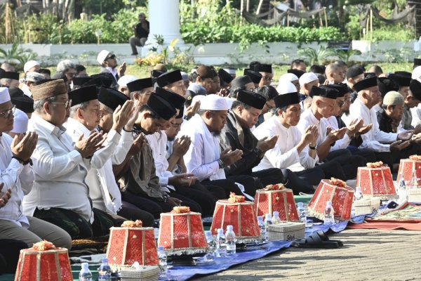 Gubernur Sulsel Bersama Ribuan Warga Gelar Salat Istisqa, Panjatkan Doa Agar Hujan Turun