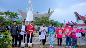 Fatmawati Rusdi Tanam Tabebuya dan Bougenville dalam &ldquo;Jejak Vespa Jejak Hijau&rdquo; di Toraja Utara