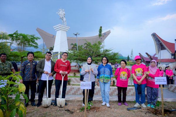 Fatmawati Rusdi Tanam Tabebuya dan Bougenville dalam “Jejak Vespa Jejak Hijau” di Toraja Utara