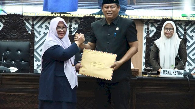 Wabup Puspawati Serahkan Ranperda Perubahan APBD 2026 ke DPRD Lutim