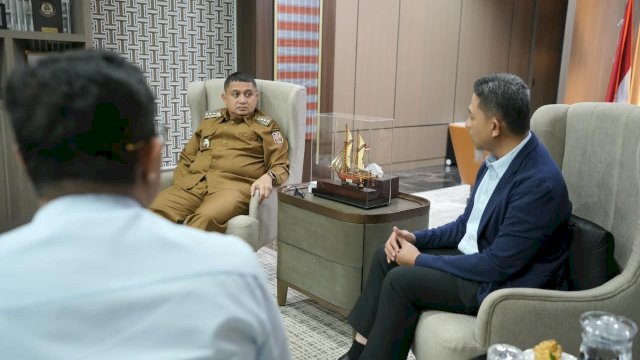 Wali Kota Makassar, Munafri Arifuddin, bersama General Manager PLN UID Sulselrabar, Edyansyah.