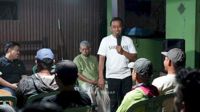 Bupati Sidenreng Rappang (Sidrap), Syaharuddin Alrif, mengecek kondisi persawahan di Arateng, Kelurahan Tellu Limpoe, Kecamatan Watang Pulu,  Sidrap.