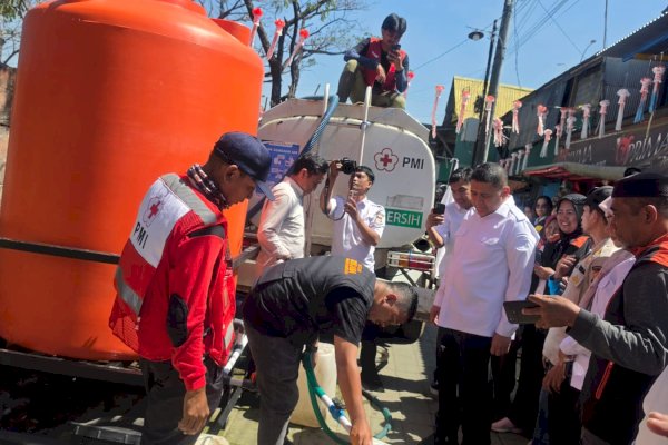 Lihat Warga Antre Air Bersih di Tengah, Appi Turun Langsun Susuri Lorong Pastikan Bantuan Tersalur