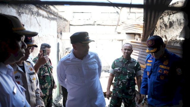 Wali Kota Makassar, Munafri Arifuddin, saat meninjau langsung lokasi kebakaran Pasar Pa&rsquo;baeng-baeng, Kecamatan Tamalate.