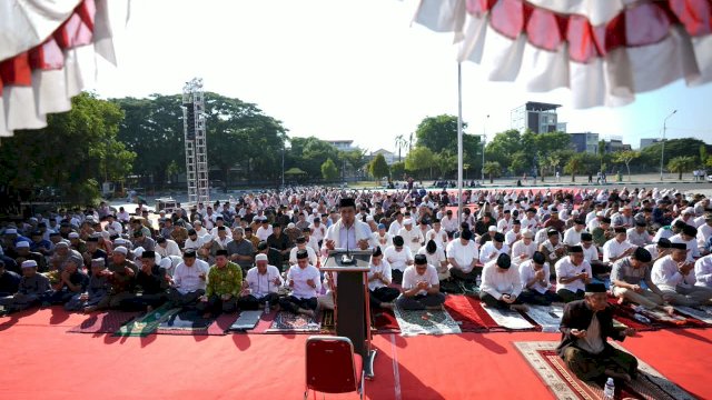 Wali Kota Makassar, Munafri Arifuddin, bersama jajaran Pemerintah Kota Makassar dan masyarakat melaksanakan Salat Istisqa di halaman Masjid Al Markaz Al-Islami.