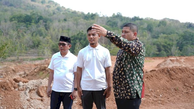 Wali Kota Makassar Munafri Arifuddin turun langsung mengecek salah satu lahan yang berpotensi dijadikan Tempat Pemakaman Umum (TPU) di Kabupaten Maros.