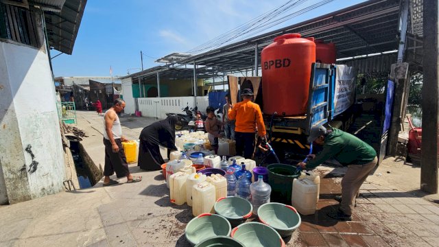 BPBD Makassar mendistribusikan air bersih hingga 157 titik dalam satu hari.