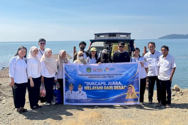 3 Hari Jemput Bola ke Seberang Danau, Dukcapil Lutim Terbitkan 841 Dokumen Kependudukan