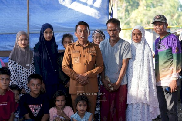 Bupati Syaharuddin Alrif Datangi Korban Kebakaran Kalosi Alau, Serahkan Bantuan Rp21 Juta