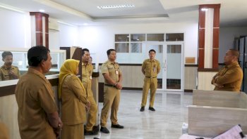 Sidak Singkat Bupati Ibas, Beasiswa Hingga Bersihnya Ruangan Prokopim Jadi Sorotan