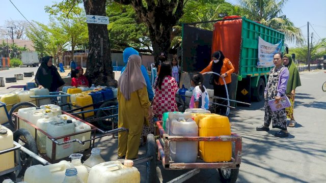 BPBD Makassar telah menyalurkan sebanyak 3.043.800 liter air bersih.