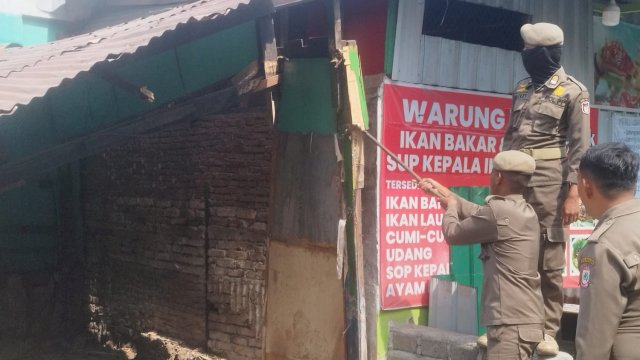 Sekitar 10 lapak dan bangunan usaha di Jalan Gunung Lompo Battang, ditertibkan.