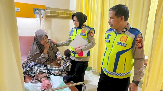 Murniati (45) jadi korban kecelakaan dengan truk di Jalan HM Yasin Limpo, Romangpolong, Kecamatan Somba Opu, Kabupaten Gowa.