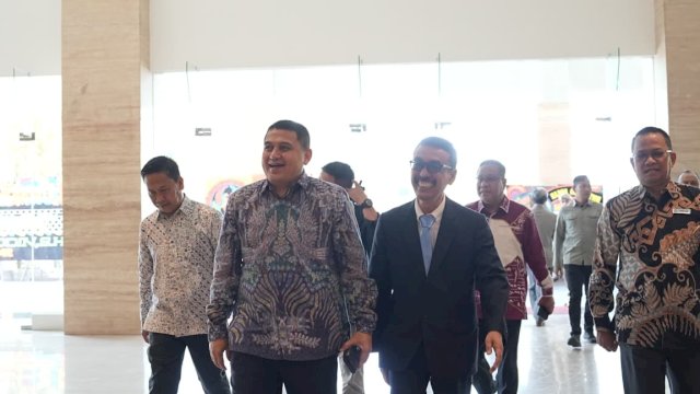 Wali Kota Makassar, Munafri Arifuddin alias Appi, menghadiri kegiatan Wisuda Sarjana dan Magister STIM-LPI Makassar yang berlangsung di Hotel Dalton Makassar.