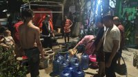 Kemarau Panjang, PDAM Makassar Kerahkan Tangki dan Pickup Salurkan Air Gratis ke Lorong-lorong Warga