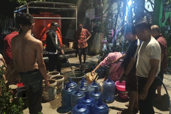 Kemarau Panjang, PDAM Makassar Kerahkan Tangki dan Pickup Salurkan Air Gratis ke Lorong-lorong Warga