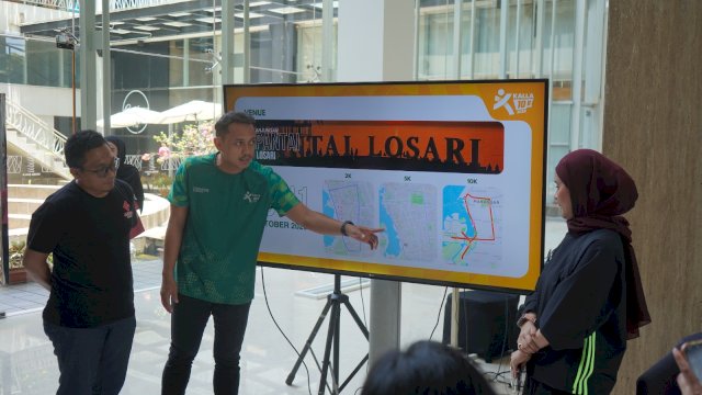 Strategic Marketing & Customer Experience Department Head KALLA, Yessi Reski Mulia, Ketua Panitia Kalla 10K 2026, Imam Asy&rsquo;ari, dan Race Director Afindo Race ID, Rijal Mukarram memaparkan teknis pelaksanaan Kalla 10K.