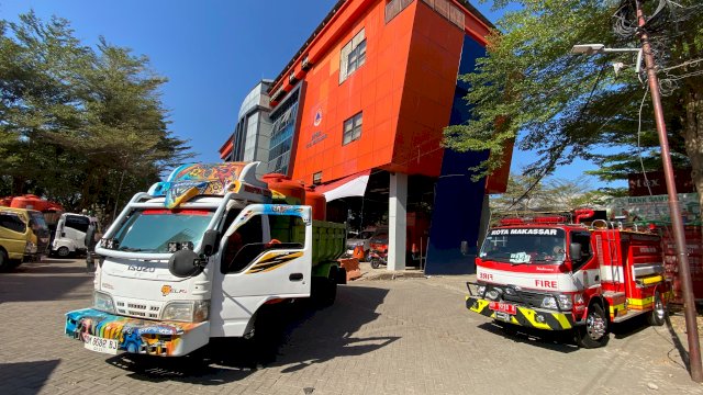 BPBD Kota Makassar bersama sejumlah instansi terkait, pemerintah terus bergerak menyalurkan air bersih secara gratis langsung ke permukiman warga.