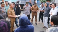 Dua Titik Jalan Diblokir Warga, Bupati Ibas Turun Langsung Buka Ruang Mediasi