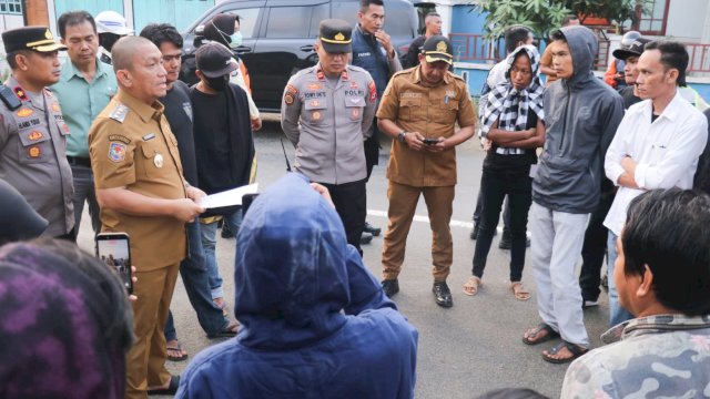 Dua Titik Jalan Diblokir Warga, Bupati Ibas Turun Langsung Buka Ruang Mediasi