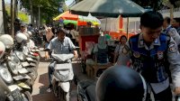 Perumda Parkir Sterilisasi Trotoar Depan SDN Sudirman, Kendaraan Dialihkan Masuk Sekolah