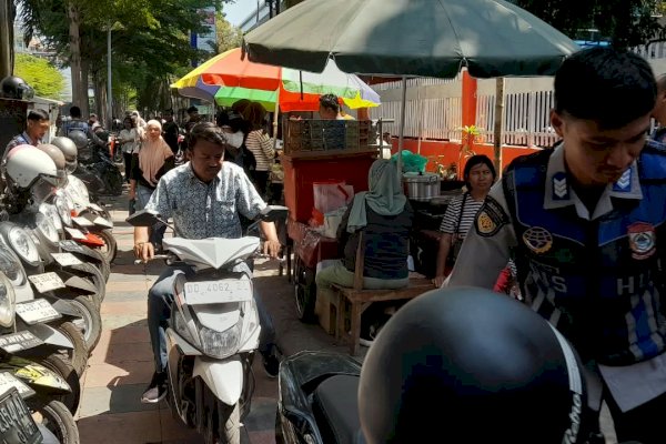 Perumda Parkir Sterilisasi Trotoar Depan SDN Sudirman, Kendaraan Dialihkan Masuk Sekolah