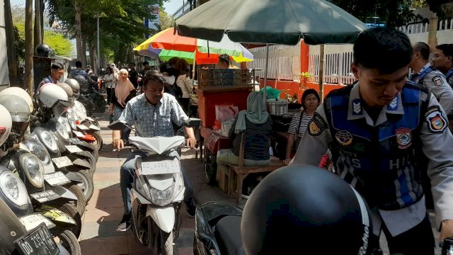 Perumda Parkir Makassar melakukan sterilisasi area parkir kendaraan di atas trotoar depan SDN Sudirman, Kecamatan Ujung Pandang, Kota Makassar.