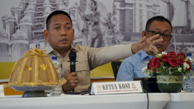 Ketua KONI Kota Makassar, Ismail, saat memimpin rapat koordinasi bersama jajaran pengurus, staf, dan 15 Koordinator Kecamatan (Korcam).