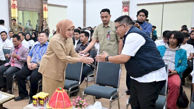 Wakil Wali Kota Makassar, Aliyah Mustika Ilham, menghadiri pelantikan Pengurus Ikatan Keluarga Alumni Ikatan Senat Mahasiswa Ekonomi Indonesia (IKA ISMEI) Sulselbartra periode 2025&ndash;2030.