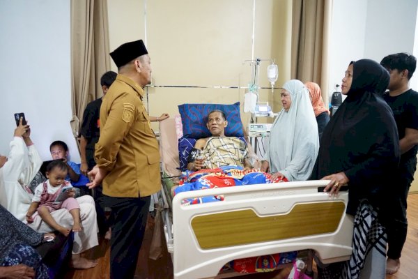 Malam Hari ke RSUD I Lagaligo, Bupati Ibas Sapa Pasien dan Beri Semangat
