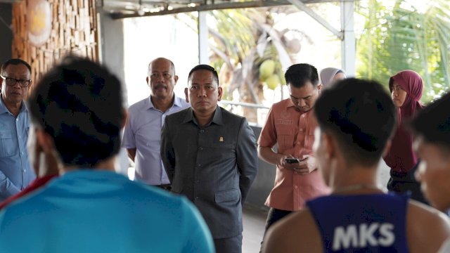 Ketua KONI Makassar Ismail Pantau Langsung Latihan Petinju.