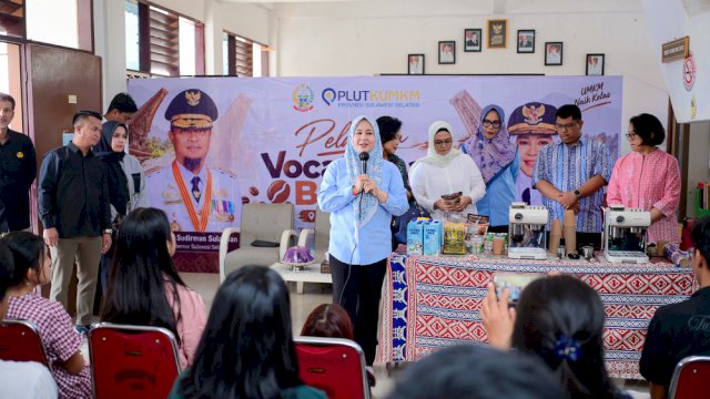 Wakil Gubernur Sulsel, Fatmawati Rusdi saat menghadiri Pelatihan Vocational Barista yang diselenggarakan PLUT KUMKM Provinsi Sulawesi Selatan.