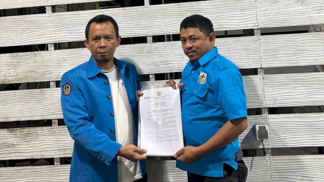 Wakil Ketua X DPD KNPI Sulsel, Yudi Arianto, saat menyerahkan SK kepada Andi Shalman sebagai Ketua Caretaker DPD KNPI Sidrap.