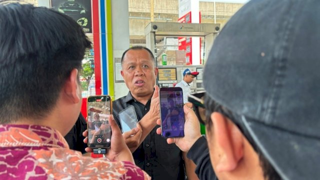 Anggota Komisi D DPRD Sulsel, Muhammad Sadar, saat melakukan inspeksi mendadak (sidak) bersama jajaran DPRD Sulsel di SPBU Jalan AP Pettarani, Makassar.