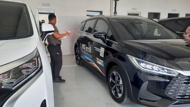 Pengujian langsung teknologi Dual Mode (DM) pada BYD M6 DM melalui test drive challenge.