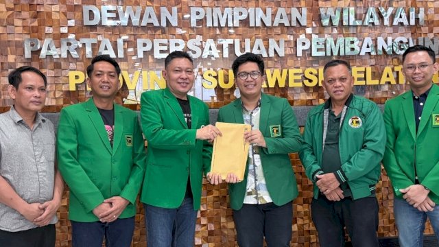 Ketua DPC PPP Makassar Salman Alfariz Karsa Sukardi, menerima SK kepengurusan dari DPW PPP Sulsel.