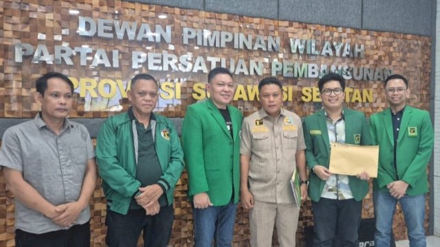 Sekretaris DPW PPP Sulsel, Nursyam Amin, menyerahkan SK kepada Ketua DPC PPP Makassar Salman Alfariz Karsa Sukardi dan Ketua DPC PPP Luwu Rusli Sunali, di Kantor DPW PPP Sulsel.