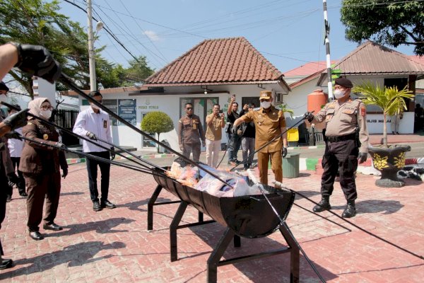Wawali Hermanto Hadiri Pemusnahan Barang Bukti di Kejari Parepare, Tegaskan Kepastian Hukum