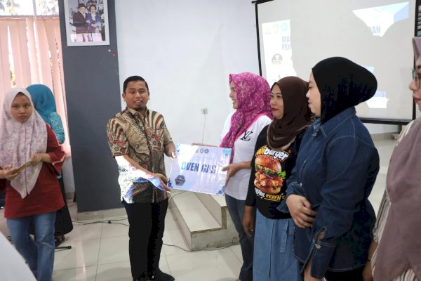 Wali Kota Parepare Tasming Hamid Serahkan Bantuan Peralatan UMKM, Tekankan Kejujuran dan Kerja Keras