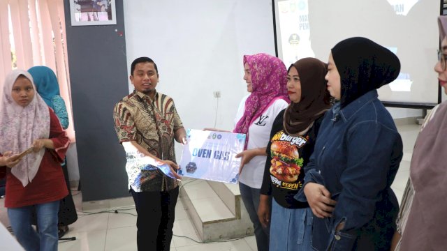 Wali Kota Parepare Tasming Hamid Serahkan Bantuan Peralatan UMKM, Tekankan Kejujuran dan Kerja Keras