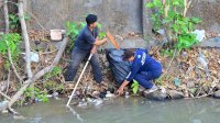 Direksi hingga Staf Perumda Air Minum Makassar Turun Bersihkan Saluran Air Baku