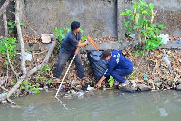 Direksi hingga Staf Perumda Air Minum Makassar Turun Bersihkan Saluran Air Baku
