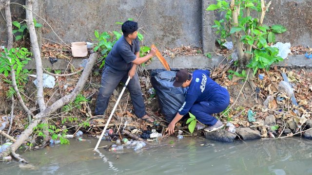 Direksi hingga Staf Perumda Air Minum Makassar Turun Bersihkan Saluran Air Baku