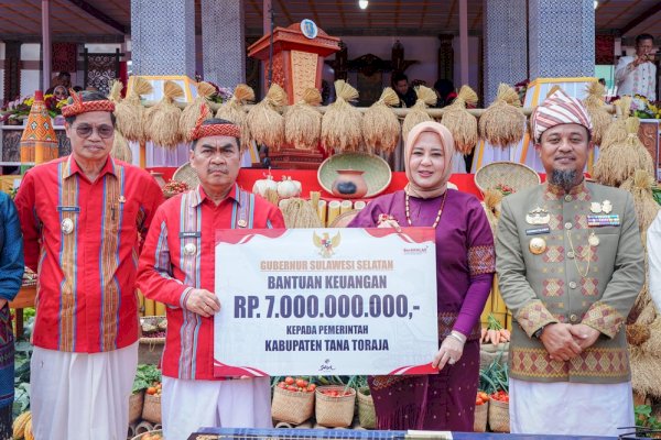 Andi Sudirman-Fatmawati Rusdi Serahkan Bantuan Keuangan Rp7 Miliar untuk Tana Toraja