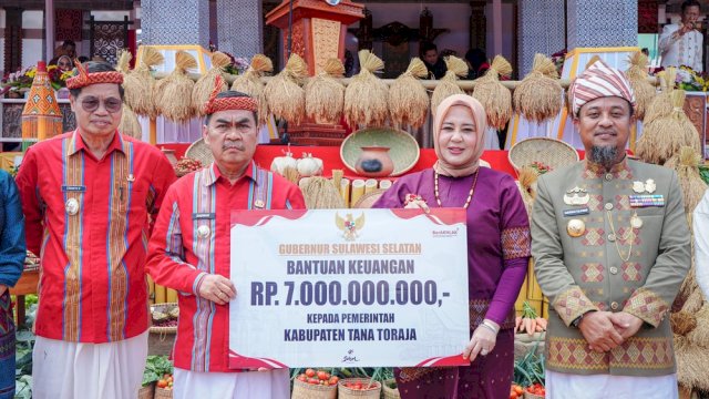 Gubernur Sulsel Andi Sudirman Sulaiman bersama Wakil Gubernur Sulsel Fatmawati Rusdi menyerahkan bantuan di Lapangan Masero, To&rsquo;bone, Kecamatan Makale, Kabupaten Tana Toraja.