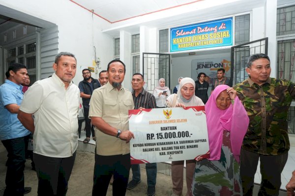 Gubernur Sulsel Serahkan Bantuan Kemanusiaan untuk Tiga Korban Kebakaran di Jeneponto